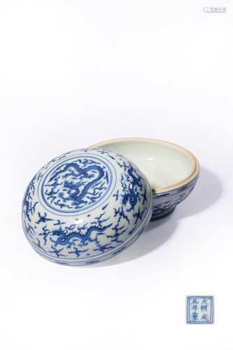 A BLUE AND WHITE 'DRAGON' BOX AND COVER.MING PERIO...