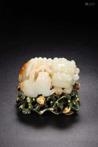 RUSSET JADE CARVING ITEM OF LION AND CUB