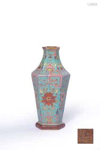 A TURQUOISE-GROUND FAMILLE-ROSE VASE.QIANLONG PERIOD