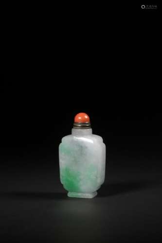 A JADEITE SNUFF BOTTLE AND COVER.QING PERIOD