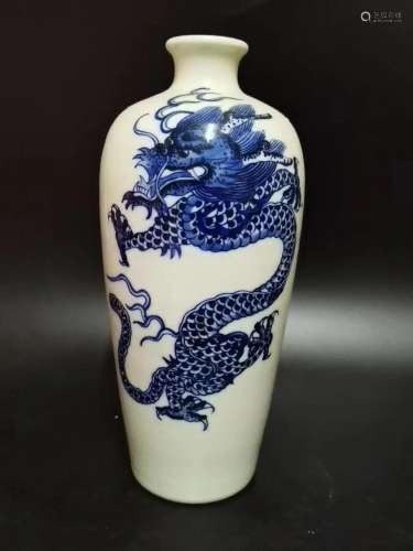 BLUE AND WHITE VASE WITH DESIGN OF DRAGON