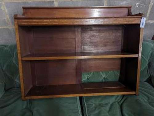 An Edwardian satinwood banded mahogany wall bracket, width 9...