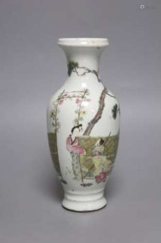 A Chinese famille rose vase, late Qing/ Republic, 20cm