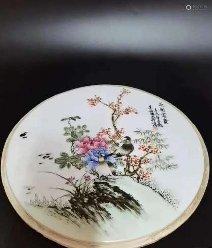 ROUND PORCELAIN PLAQUE IN FAMILLE ROSE