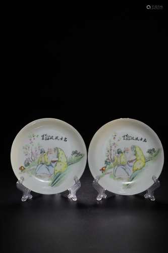 PAIR OF FAMILLE ROSE FIGURE PLATES