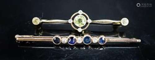 An Edwardian 15ct, peridot and diamond set bar brooch, 49mm,...