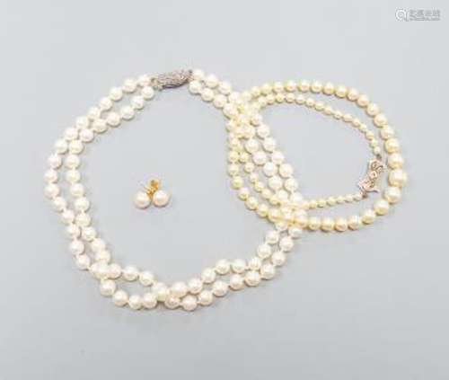 A single strand graduated cultured pearl necklace, with diam...