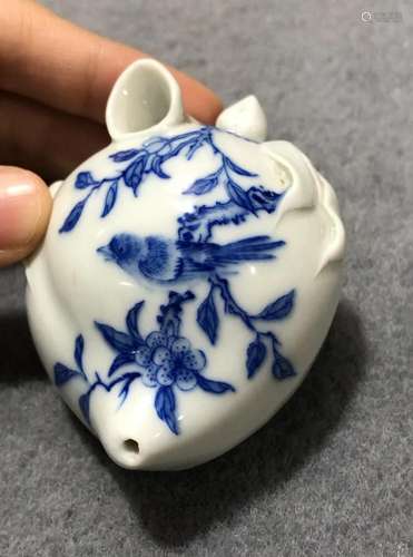 BLUE AND WHITE PEACH-SHAPED PORCELAIN WATER DROP