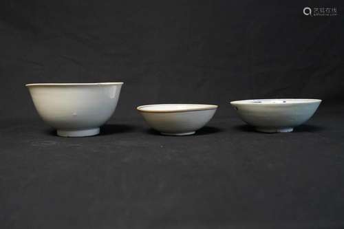 A SET OF ARCHAIC PORCELAIN BOWLS