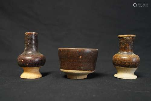 A SET OF BLACK GLAZED CUP AND VASES