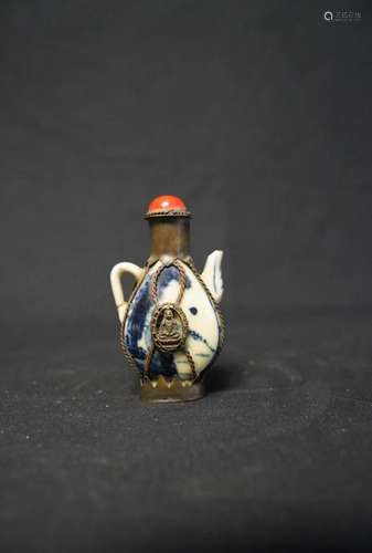 BLUE AND WHITE 'BUDDHA FIGURE' SNUFF BOTTLE