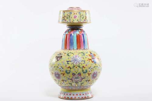 FAMILLE ROSE 'EIGHT TREASURES' LIDDED VASE