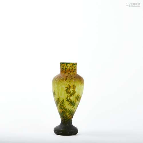 DAUM Nancy Vase balustre en verre doublé à décor dégagé à l'...