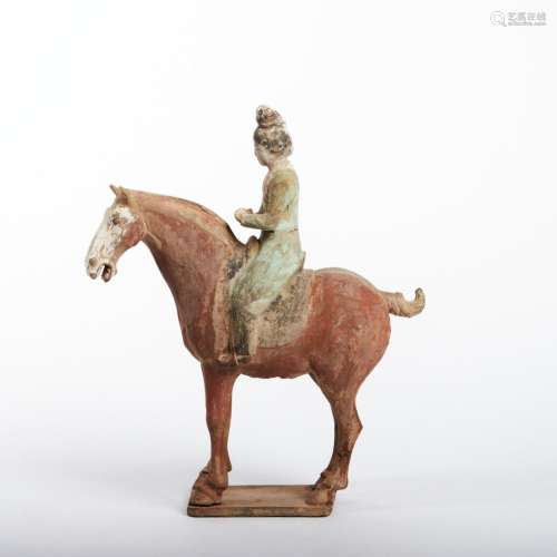 « Cavalière ». Terre cuite patinée et polychrome. Hauteur : ...