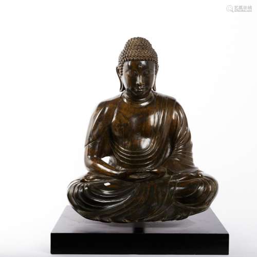 Important Bouddha en bronze patiné vert Japon, vers 1900. Ha...
