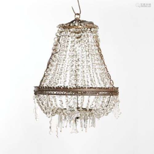 Lustre corbeille en laiton et chute de perles en cristal tai...