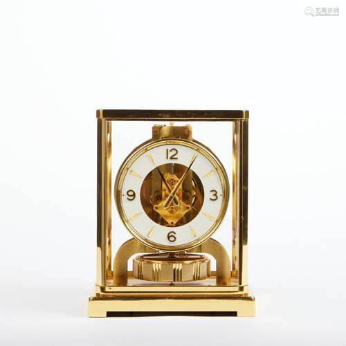 JAEGER-LECOULTRE Pendule ATMOS Cage en laiton doré. Cadran a...