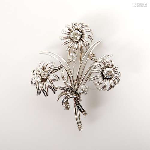 BOUCHERON Broche-clip en fils d'or gris 18K (750) et de plat...