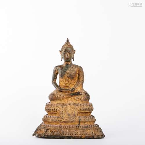 Bouddha en bronze assis sur une base finement décorée en pos...