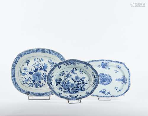 CHINE Trois plats dont 2 à bords mouvementés en porcelaine à...