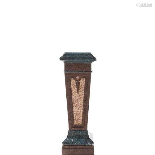 Colonne en gaine en scagliole imitation de marbres divers. V...