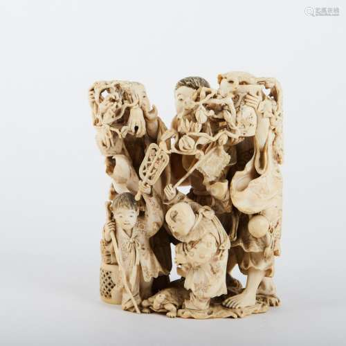 Groupe en ivoire sculpté figurant « 3 personnages et 2 enfan...
