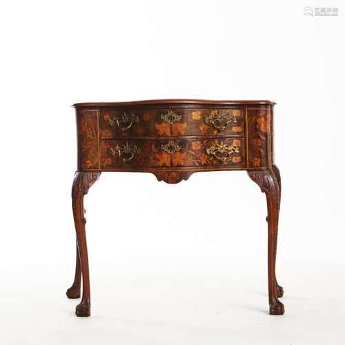 Commode en acajou et placage d'acajou mouluré de cuivre. Tro...