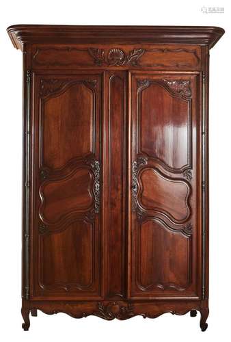 Très importante armoire en noyer mouluré et richement sculpt...