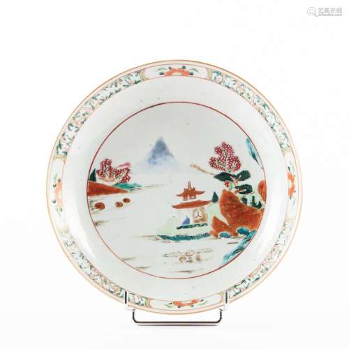 CHINE Paire de jattes creuses en porcelaine à décor de pagod...