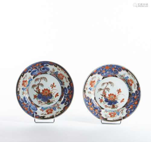 CHINE Paire d'assiettes en porcelaine à décor bleu, rouge, v...