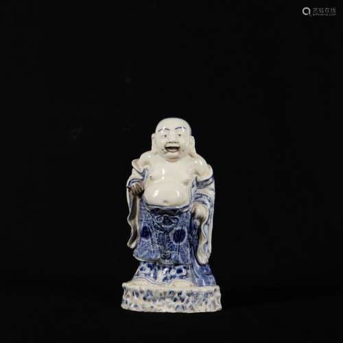 JAPON Bouddha debout en porcelaine à décor en camaïeu bleu. ...