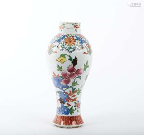 CHINE Vase balustre en porcelaine à décor polychrome de fleu...