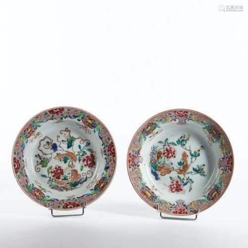 CHINE Paire d'assiettes creuses en porcelaine à décor aux ém...