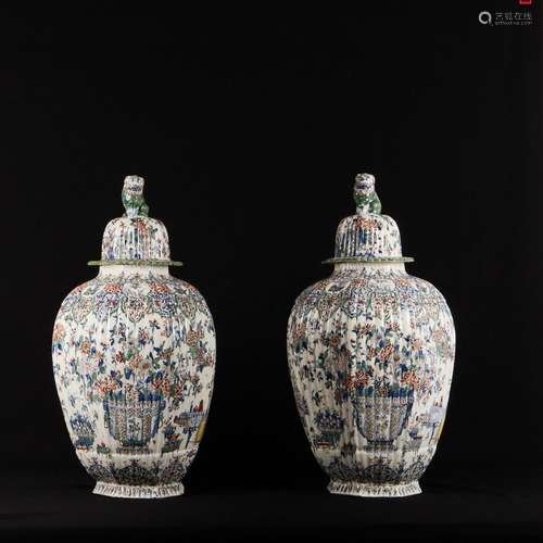 DELFT Importante paire de vases balustres couverts à pans à ...