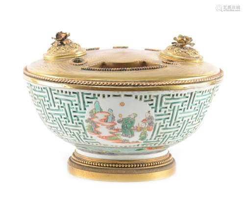 CHINE, Bol en porcelaine à décor en famille verte, Epoque Qi...