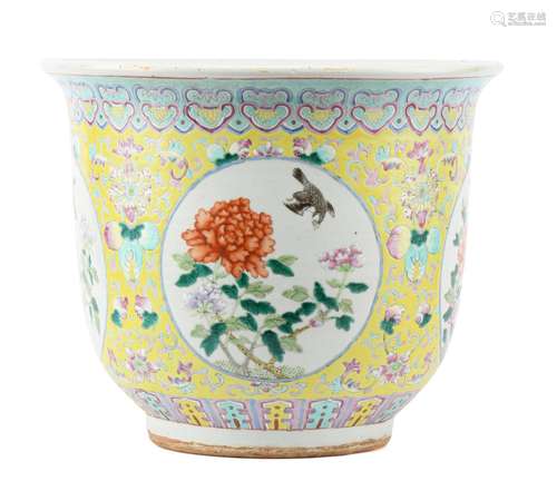 CHINE, Cache-pot en porcelaine à décor en famille rose, fin ...