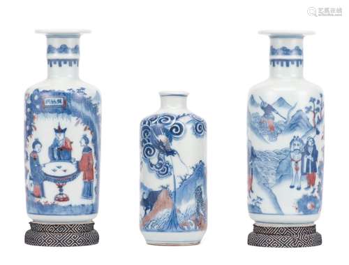 CHINE, Trois petits vases en porcelaine de Chine en bleu et ...