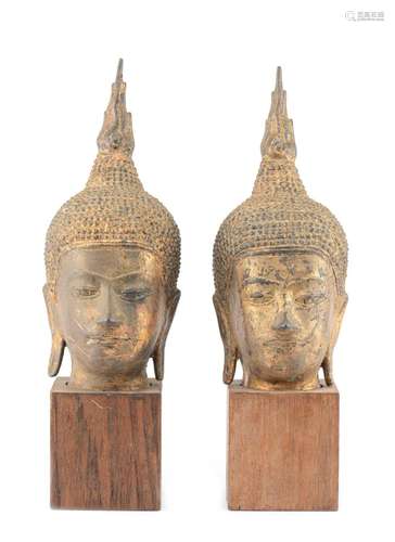 THAÏLANDE, Paire de têtes de Bouddha en bronze laqué doré, A...