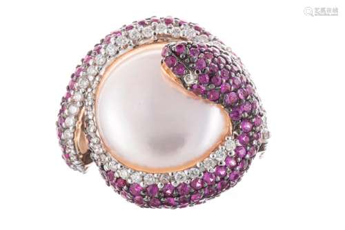 DIANA CARMICHAEL, Bague serpent en or rose avec une perle pl...