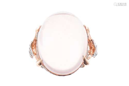 DIANA CARMICHAEL, Bague en or rose avec quartz rose, cabocho...