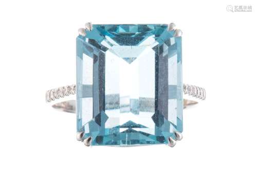 DIANA CARMICHAE, Bague en or gris avec une topaze bleue et d...