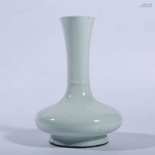 Qing Dynasty green glazed long necked bottle