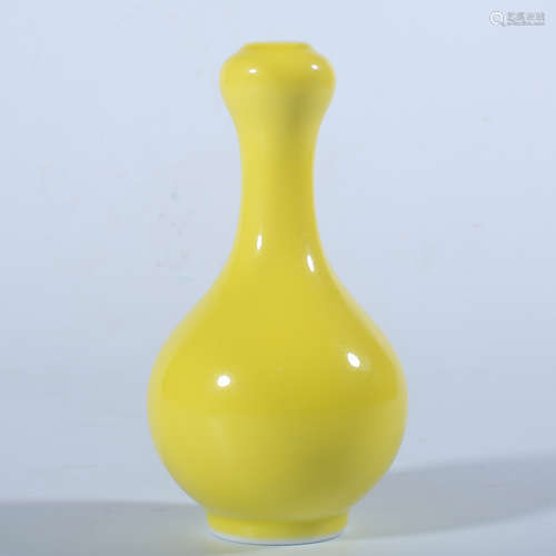 Qianlong lemon yellow glazed garlic bottle in Qing Dynasty