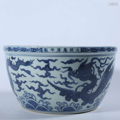 Ming Dynasty Wanli blue and white dragon jar