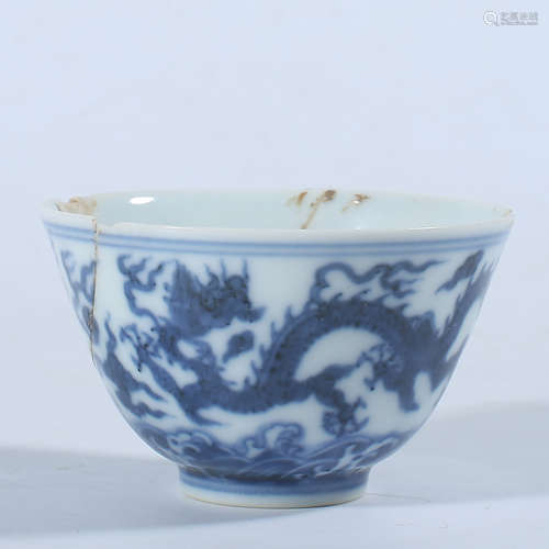 Ming Dynasty Chenghua blue and white dragon pattern small cu...