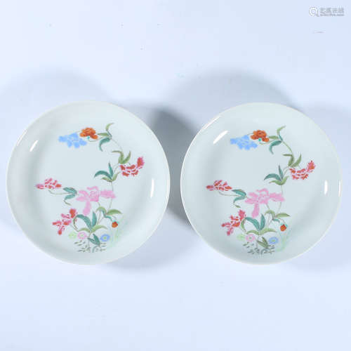 A pair of Yongzheng pastel plates in the Qing Dynasty