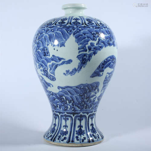 Blue and white plum vase with dragon pattern in Ming Dynasty