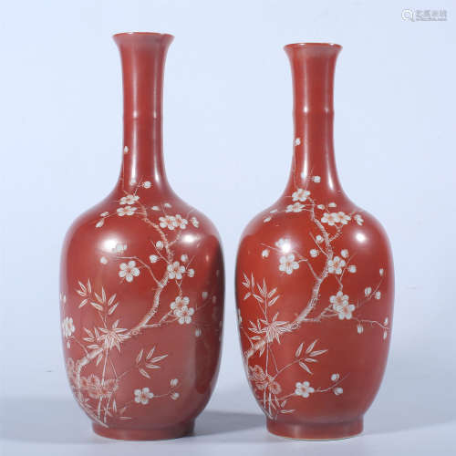 A pair of white bottles with red background in Qianlong of Q...