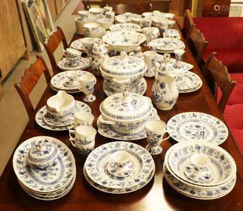 Very extensive blue/white porcelain service part with Zwiebe...