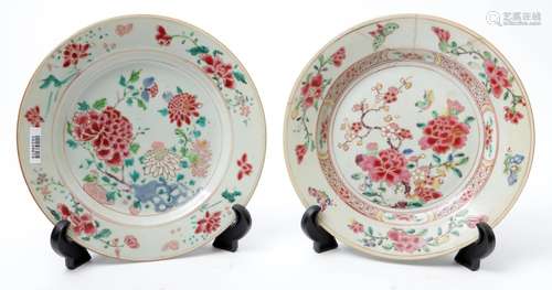 2 Antique famille rose porcelain plates (1 defect), diam. 23...